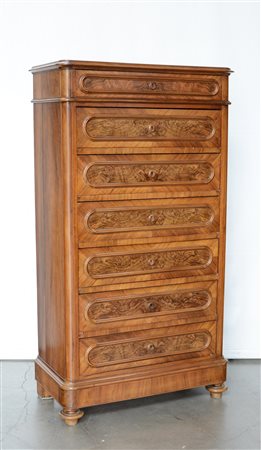 Settimanale in noce e radica con fronte decorata da specchiature, piedi...