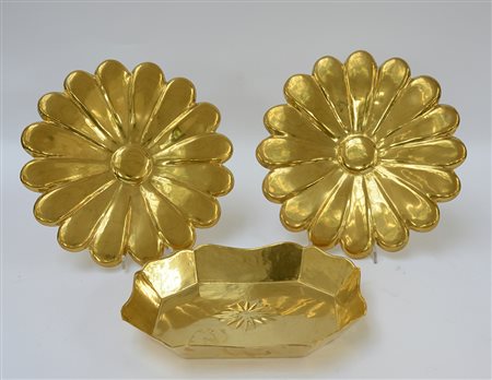 Lotto composto da tre centrotavola in ottone marcati Carlo Mozzoni. Milano...