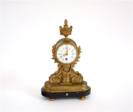 ANONIMO, FRANCIA Pendola in bronzo dorato con base in legno ebanizzato Epoca...