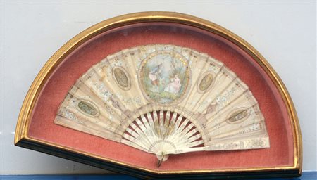 Piccolo ventaglio con stecche in avorio e pagina dipinta con scena galante,...