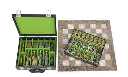 Scacchiera in pietra dura (cm 60x60) completa di pezzi in metallo argentato e...