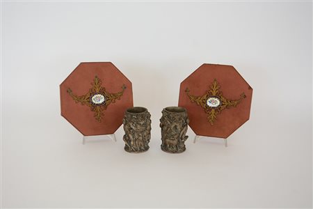 Lotto composto da due vasetti manifattura di Signa e due fregi in metallo...