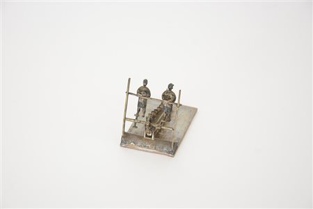 Miniatura in argento di nastro trasportatore a pedali con figure. Arte...