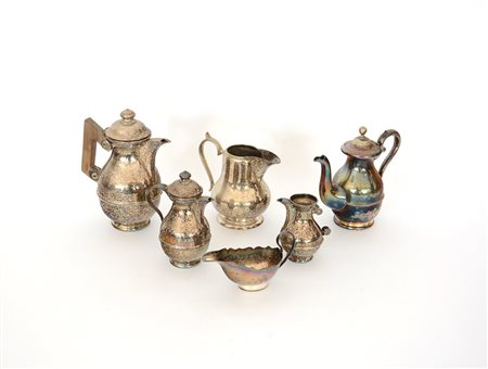 Lotto composto da sei oggetti diversi in metallo argentato