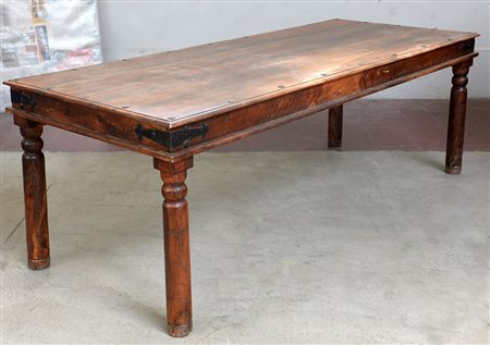 Tavolo da pranzo di forma rettangolare, angoli decorati con borchie e...