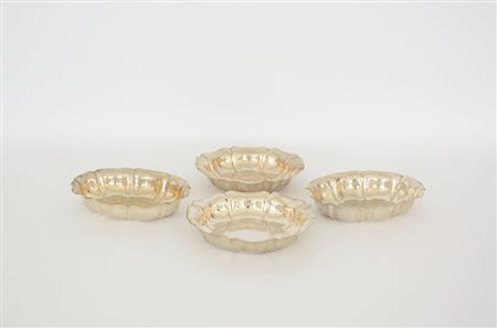 Lotto composto da quattro ciotole in argento baccellate e costolate, due di...