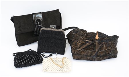 Lotto composto da tre borsette da sera, una borsa e un vestito di fatture...