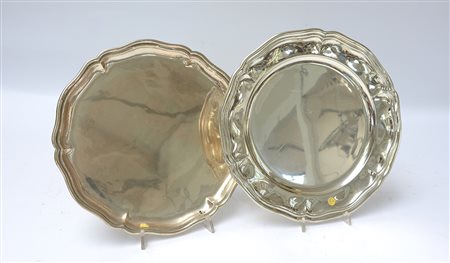 Lotto composto da due piatti in argento di forma circolare sagomata. Italia,...