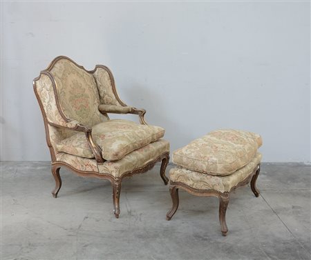 Poltrona con pouf in legno intagliato e dorato con schienale sagomato....