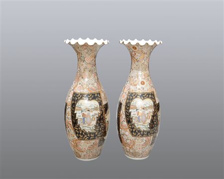 Coppia di grandi vasi con bordo ondulato in porcellana con deorazione...