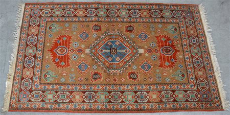 Tappeto Shirvan moderno, Caucaso sec. XX. Disegno Kuba con medaglione azzurro...