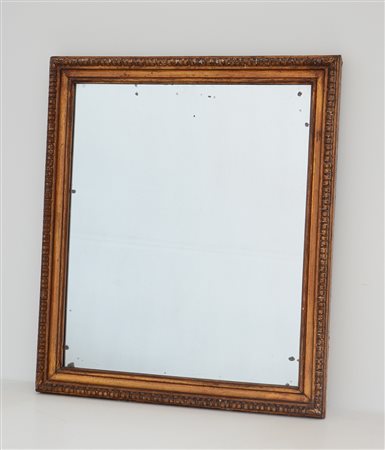 Specchiera con cornice in legno intagliato e dorato (cm 75x83) (difetti)