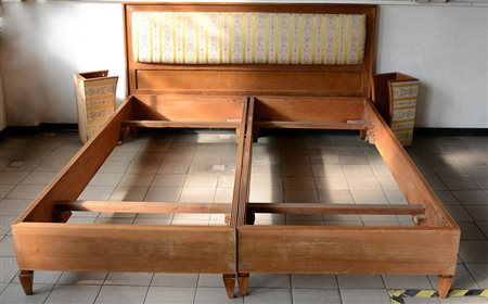 Letto a due piazze in legno massello con comodini. Italia, anni 40 (difetti)