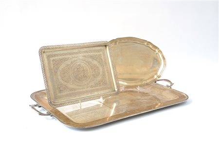 Lotto composto da tre vassoi in metallo argentato: uno grande biansato e due...