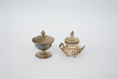 Lotto composto da una zuccheriera in argento e una in metallo. Italia, sec....