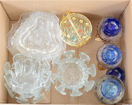 Cartone contenente numerosi oggetti in vetro di fatture e usi differenti...