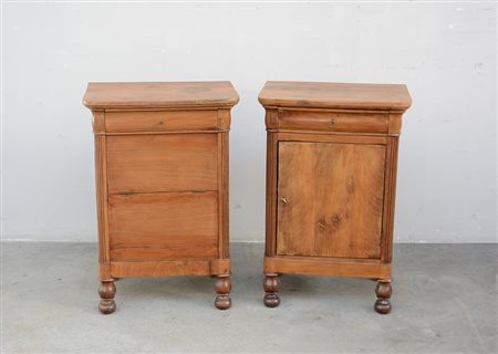 Comoda e comodino in noce ad un'anta e un cassetto con montanti scanalati e...