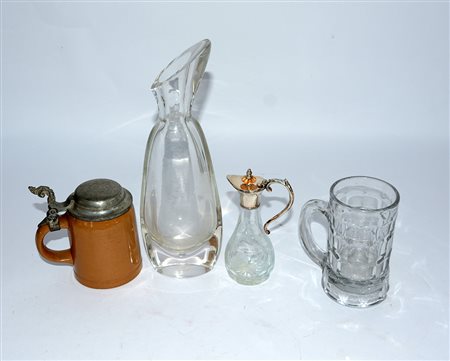 Lotto composto da due versatoi e due boccali da birra di diversa epoca e...