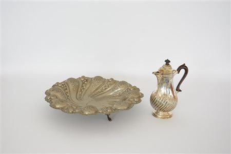 Lotto composto da un centrotavola e una caffettiera in metallo argentato