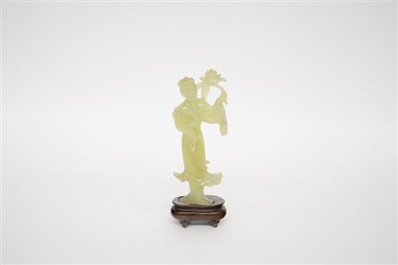 Scultura in giada color celadon, raffigurante dama dalle lunghe vesti con...