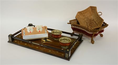 Lotto vario composto da due cestini in vimini, due ciotoline, un vassoio...