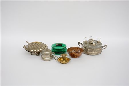 Lotto composto da un servizio da tavola in argento e vetro, un contenitore a...