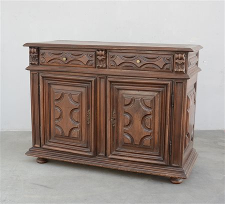 Credenza in stile piemontese a due cassetti grandi e tre piccoli sottopiano e...