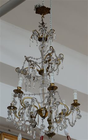 Lampadario a sei fiamme con struttura e fusto in bronzo e pendagli in vetro e...