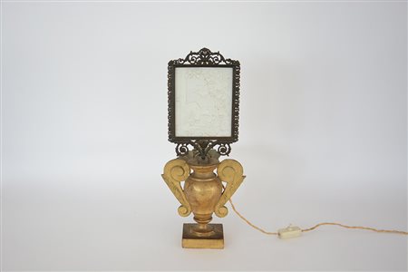 Porta candela in legno intagliato e dorato con placca in porcellana decorata...