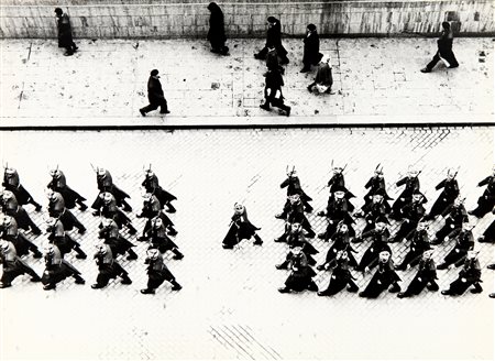 VITALI MASSIMO (1944-) La guardia nazionale sfila di fronte all'hotel...