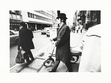 GIANNI BERENGO GARDIN (1930-) Londra,un impiegato della city esce per il...