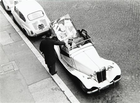 MARIO DONDERO (1928-) Mimmo Rotella mentre va a consegnare un'opera ad un...