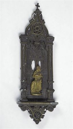 Placca a forma di altarino neogotico, in metallo.