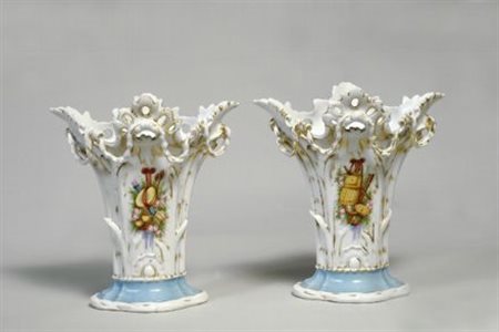 Due vasi in porcellana policroma, dipinti sul fusto con composizioni floreali...