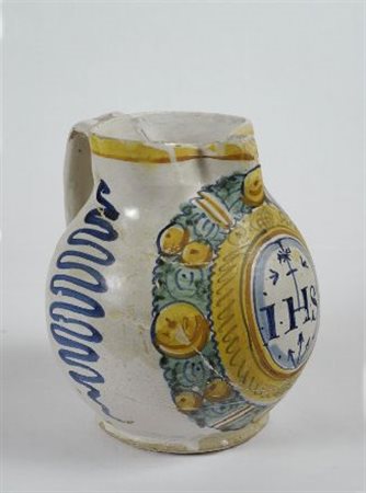 Brocca in maiolica dipinta, Toscana, XVIII sec., (rotture e restauri) cm. h. 21.