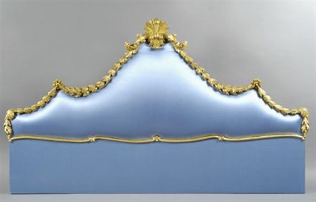 Testata di letto in legno intagliato e dorato, a profilatura sagomata, con...