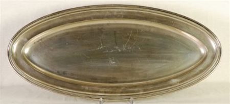 Vassoio ovale in metallo argentato e una Legumiera rettangolare.