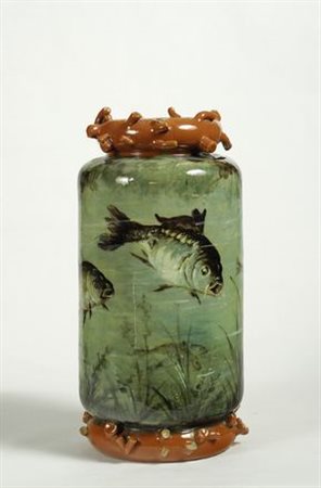 Vaso cilindrico in ceramica dipinta con pesci, inizi XX sec., cm. h. 37.