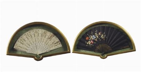 Coppia di ventagli in tessuto ricamato, cm. 34,5x57; cm. 39x68.