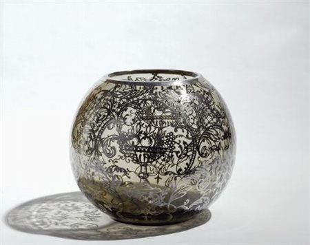 Vaso a boccia in vetro, con decori argentati, cm. h. 20.