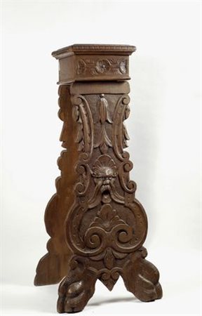 Panchettone in noce intagliato, con mascherone e profili sagomati, cm. h. 100.