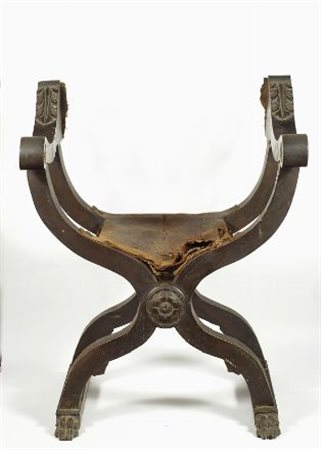 Dantesca in noce intagliato, seduta e schienale in cuoio, XIX sec., cm....