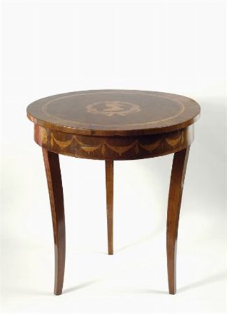Tavolino circolare listrato in noce con intarsi, su tre gambe a sciabola, cm....