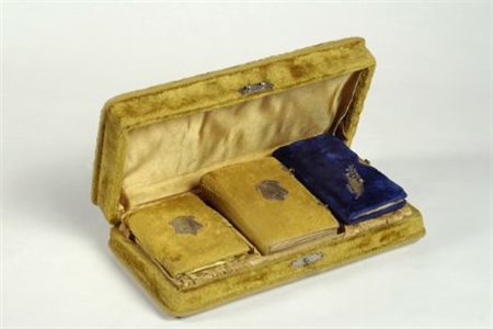 Cofanetto in velluto, contenente libretti di preghiere.