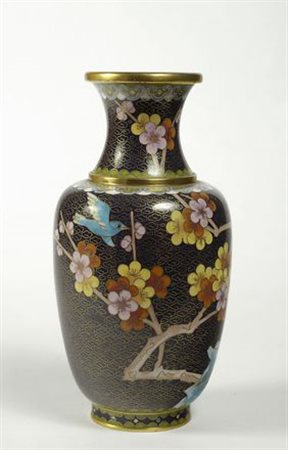 Piccolo vaso ad anfora in metallo, decorazione cloisonné, Cina XX sec, cm. h....