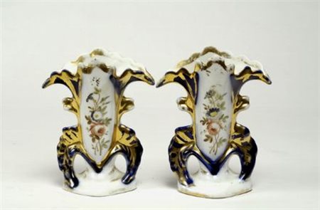 Coppia di portafiori in porcellana dipinta e dorata, vecchia Parigi.