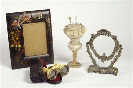 Binocolo da teatro in osso, una CORNICETTA in metallo, un PORTASPILLI in...