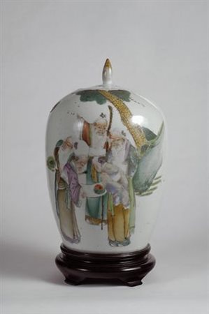 Vaso in porcellana policroma, decorato con figure di saggi, Cina, XIX sec.,...
