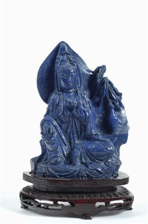 Buddha in lapislazzulo intagliato e inciso, su base in legno, Cina, XX sec.,...