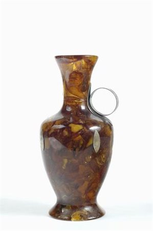 Vasetto in ambra con applicazioni in argento, Cina, fine XIX sec. (mancanze),...